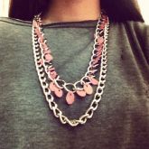 Colar prateado com pastilhas rosas